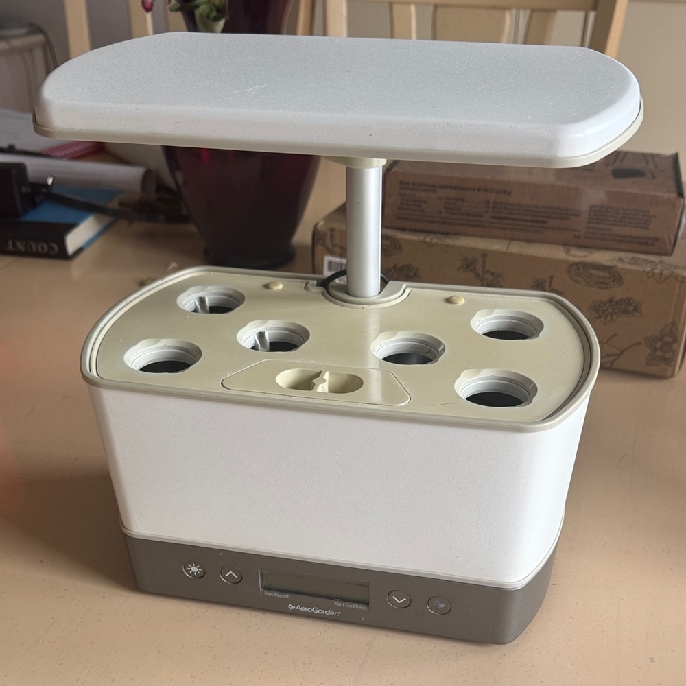 Aerogarden White Indoor Hydroponic Garden 🪴